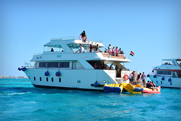 Family boat trip in Hurghada
