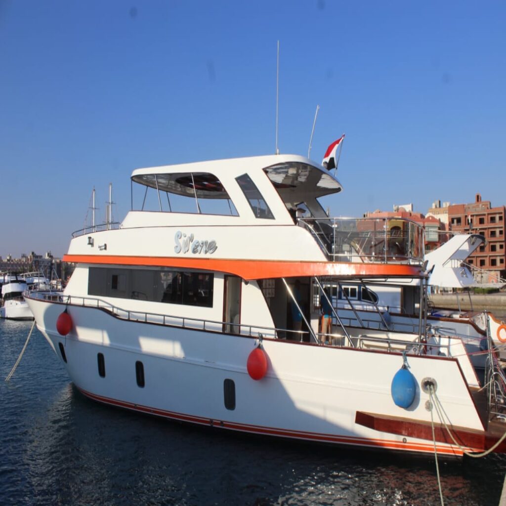 Turiști români se relaxează pe un yacht de lux în Hurghada